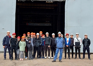 Более 100 школьников и студентов посетили с экскурсией астраханские судостроительные заводы 